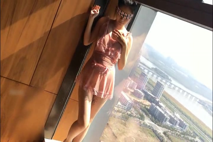 “J8好粗流了好多淫水”富二代约炮学院派美少女透明粉色蕾丝睡裙身材性感乳房饱满按在桌子上操大声淫叫对白淫荡